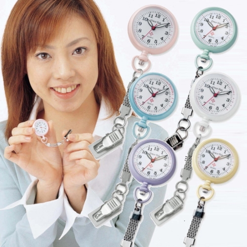 12:00までのご注文で日・祝日以外は即日出荷！メール便送料無料！（ポスト投函でのお届けとなります）シンプルで見やすい文字盤が特徴のナースウォッチです。チェーンとクリップで衣服のどこにでも取り付けるこ