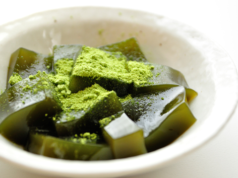 茶游堂自慢の石臼挽き宇治抹茶をバランス良く加え、わらび餅のやさしい風味に宇治抹茶の香りをプラス。ほんのりとした甘さと抹茶の風味をお楽しみいただけます。付属の「特製抹茶きな粉」を振りかけると、抹茶の風味