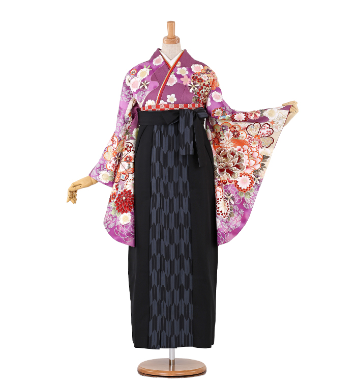 卒業式袴 レンタル 対応身長 145cm-177cm 身丈 110cm 裄68cm 袖丈76cm ヒップ110cmまで 女優大島優子コラボレーションの二尺袖と、 黒地に前後矢絣の袴のセットです。 上品