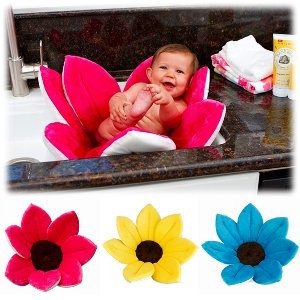 かわいいカラフルなお花が咲いた様なデザインの沐浴マットです。新生児時期の沐浴は、立って入浴させてあげるスタイルがラクですが、シンクに敷くタイプの沐浴マットは、薄く安定させる事が難しい事もしばしばです。