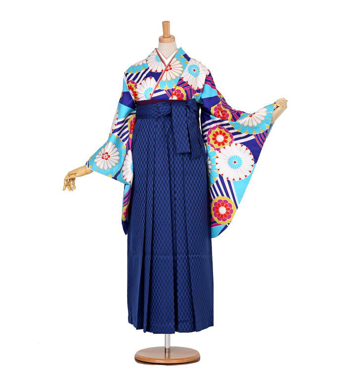 卒業式袴 レンタル 対応身長 145cm-177cm 身丈 110cm 裄68cm 袖丈76cm ヒップ110cmまで 水色や青に大きな菊文の二尺袖と、紺の細かな矢絣の袴のセットです。 寒色でまとめた