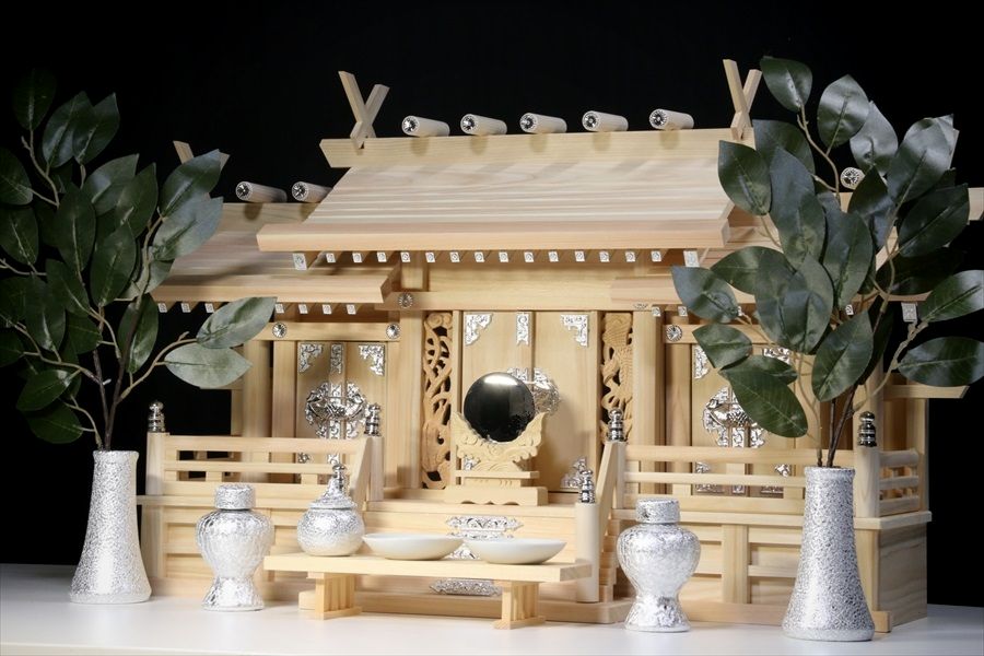 とても落ち着きのあるたたずまい、いぶし銀の神棚です。通常の金色樹脂パーツをすべて銀色で統一しています。中央扉の左右には鳳凰の透かし彫り。細部まで手の込んだ職人気質を感じるお社、また少し異色の趣。形式は