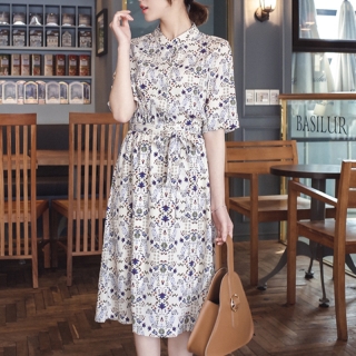 ◇レトロな雰囲気がとっても可愛い♪ミモレ丈ワンピース◇ レトロな柄が特徴のシャツワンピース♪ ウエストのリボンがアクセントになっています♪ ミモレ丈なので、可愛らしくも大人っぽい印象になります♪ 足元