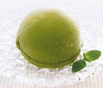 抹茶味の業務用2Lサイズのアイスです。 通常の一般的なサイズのディッシャーを使うと(アイスを丸くとるやつ、アイス屋さんに行くと丸くすくってコーンやカップにいれてくれるやつです。)35〜40食分はお楽し