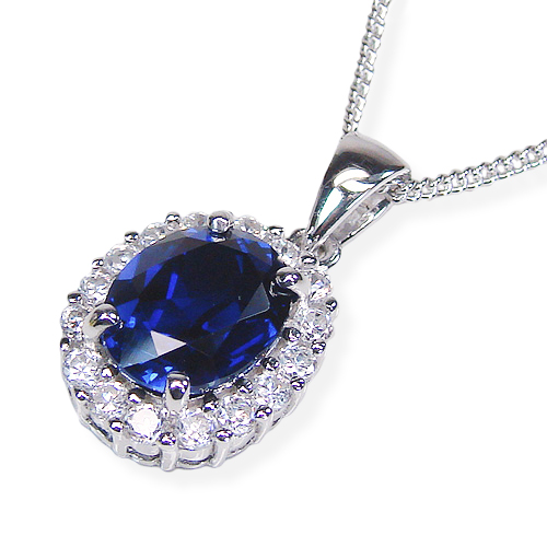 590725 ◆SILVER925プラチナ仕上げ (ロジウムコーティング) ◆合成サファイア/3.5ct ◆キュービックジルコニア ◆大きさ/縦横約14.0×12.0mm ◆サービスチェーン/真鍮ロジ
