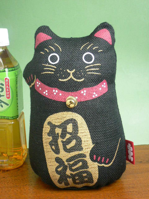 麻人形の招き猫です。 首には鈴が付いていて、とても愛嬌のあるデザイン。 招き猫は通常、右手（前脚）を挙げている猫は金運を招き 左手（前脚）を挙げている猫は人（客）を招くとされています。 日本の伝統的お