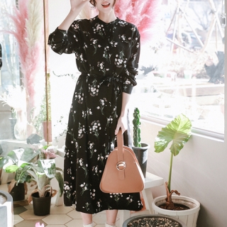 ◇花柄がとっても上品♪大人のロングワンピース◇ 黒地に花柄のワンピースは、普段ガーリーな服を着ない人にもぜひおすすめしたいアイテム！ ロング丈なので子供っぽく見えないのがうれしい♪ 大人の女性におすす
