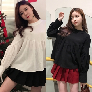 ◇ギャザーと袖のリボンがガーリーなブラウス♪◇ ギャザーのふんわりとしたシルエットが可愛らしいですよね♪ ホワイトはやさしい印象に、ブラックは可愛らしくもかっこいい印象になります♪ ショート丈のボトム