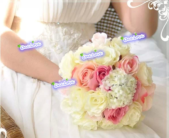 サイズ: 直径 約20cm〜25cm/高さ 約35cm〜38cm素材: シルクフラワー（造花）&starf;ピンク薔薇や白バラを合わせてかわいいブーケです。ガーデンパーティーやウェディングやカ
