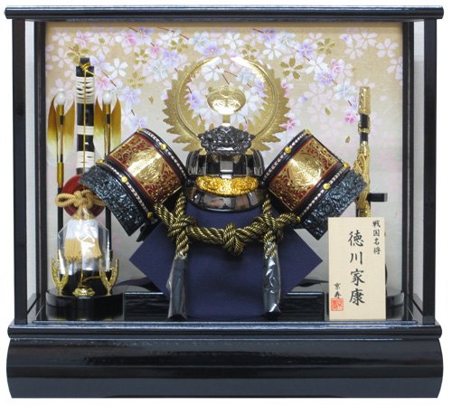 12号徳川兜ケース飾りYN30327GKC 商品詳細 コンパクトサイズの12号徳川家康の兜ケース飾りです。マンション住まいのお方にとても人気があります。 ◇ 商品状態 新品です。 寸 法 間口４３ｃｍ