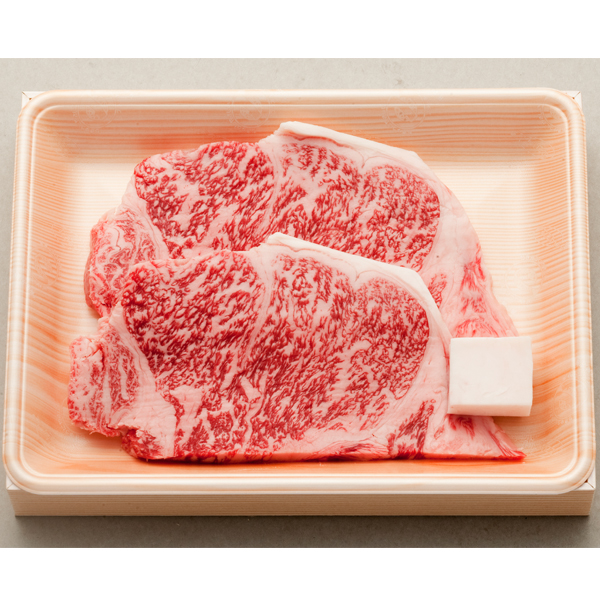 誰もが名を知る日本三大和牛の一つ、松阪牛です。松阪牛のサーロインステーキは、全体にほど良くサシが入っており、そしてお口に入れるととろける様な感覚が味わっていただけます。