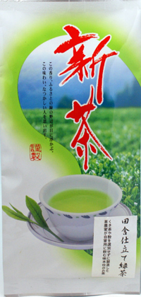 2025年 三重県産新茶。 ■新茶の袋は限定品のためデザインが変更になる場合がございます。 くき茶や粉を選別せずに製造した茶農家が自家用に飲む味本意のお茶です。 田舎仕立て緑茶 とは生産農家の方が生葉