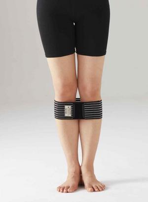 「ミニスカートは脚のバランスが気になって...。」という方に！2重タイプになったサポートベルトをひざ下に巻くだけで簡単補整。骨盤帯からつながる大腿骨の外転と内外線を補整させる事により、骨盤や脚のバラン