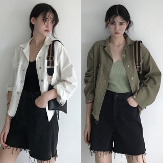 ◇切りっぱなしデザインが今っぽい!シャツカーディガン◇ 春から秋にかけて着こなせるシャツカーディガン♪ 切りっぱなしデザインと大きめのサイズ感でボーイッシュな雰囲気に♪ バックスタイルのアシンメトリー