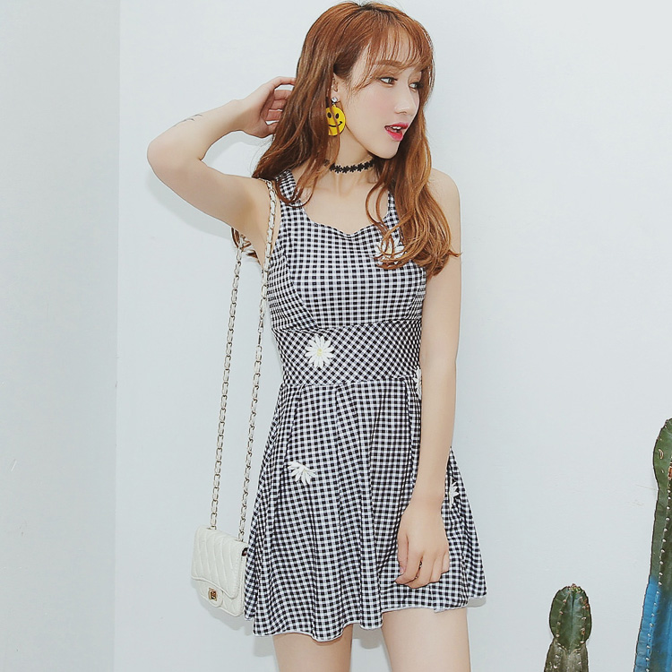 ビーチサイドで映える♪洋服のようなワンピース水着 チェック×フラワーモチーフがガーリー♡ ウエストマーク＆Aラインスカートで体形カバーも叶います！ ショート丈のボトムパンツ付きで捲れても大丈夫♪ ・こ