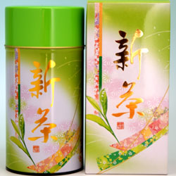 【送料無料】2025年三重県産新茶。 賞味期限：1年 サイズ：φ74×H155mm お茶の品種（やぶきた）の新芽を当園の小型工場で製造した、 機械摘み煎茶の最高峰。 味・香りともに玉露に勝るとも劣らな